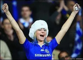 Si vous avez reconnu le maillot arboré par cette supportrice, vous saurez me citer le footballeur français qui n'a jamais porté les couleurs de ce club au cours de sa carrière :