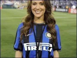 Quel surnom donne-t-on aux joueurs du club évoluant avec le maillot porté par cette fan de football ?