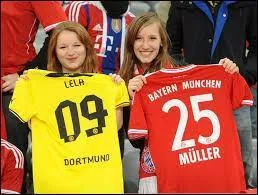 En regardant attentivement les deux maillots que montrent ces deux spectatrices, vous n'hésiterez pas à répondre que nous sommes dans le championnat :