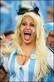 Comment surnomme-t-on la sélection nationale du pays supporté par cette spectatrice déchaînée ?