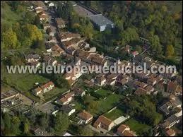 Voici le village lorrain de Châtel-Saint-Germain vu du ciel. Il se trouve dans le département ...