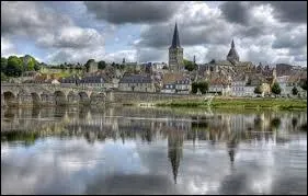 Ville bourguignonne, La Charité-sur-Loire se situe dans le département ...