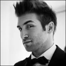 Il commente aussi ; qui est-ce ?