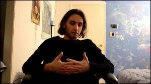 Il tape vite sur les touches ; qui est-ce ?