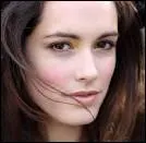 Comment se prénomme cette jeune inspectrice que Julie héberge ?