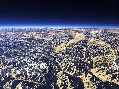 Les races distinctes, de langue, de murs et de tendance, sont unies par un fonds commun de traditions. Pour tous, où se trouvait le nombril du monde, berceau de l'humanité ?