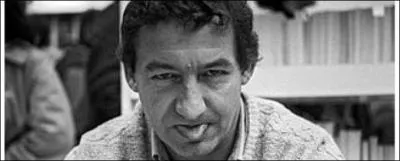 Dans le réquisitoire 8, adressé à Jean d'Ormesson, voici la définition de l'Académie française vue par Pierre Desproges : Gérontodrome où les 40 papy-la-tremblote se réunissent pour que chacun se déguise périodiquement en guignol vert avec un chapeau à plumes à la con et une épée de panoplie de Zorro, le tout afin de savoir...