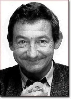 Quel sketch de Pierre Desproges se termine par : Donne-lui tout de même un slip, dit mon père ?