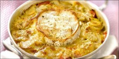 Que met-on dans le gratin de pommes de terre façon normande ?