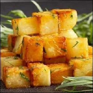 À présent, divers taillages. Les pommes Parmentier demandent un taillage précis. Elles doivent être taillées en dés :