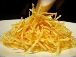 Les pommes paille doivent être taillées en bâtonnets réguliers :