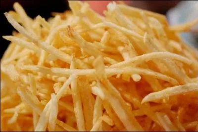 Et pour des pommes allumettes, il nous faut confectionner des bâtonnets réguliers :