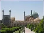 La ville d'Ispahan est l'un des joyaux de l'Iran. Construit au XVIIe siècle, sa place principale est entourée d'arcades, d'un palais et de deux mosquées magnifiques. Quel roi a fait bâtir cette place ?