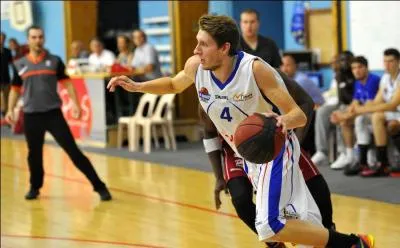 Contre quelle équipe, doublement championne de France, La Charité Basket l'a t-elle emporté 74 à 67 ?