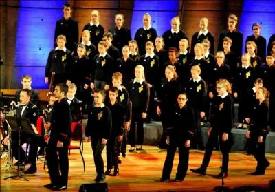 Sur la scène de quel monument emblématique, les jeunes du Chur Capriccio de Nevers se sont-ils produits ?