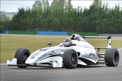 Avec quels pays, le pôle de la performance de Nevers-Magny-Cours, a-t-il signé pour l'exportation de sa nouvelle voiture de course, la Formule 4 ?