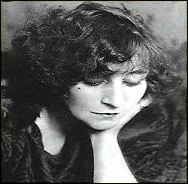 « L'Enfant et les sortilèges » fait partie des fantaisies lyriques composées par Maurice Ravel. Qui en écrivit le livret ?