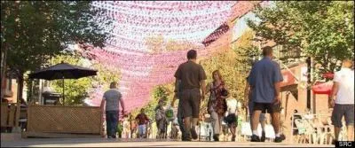 C'est la grande rue de Montr&eacute;al avec ses magasins et son village gai. C'est ...