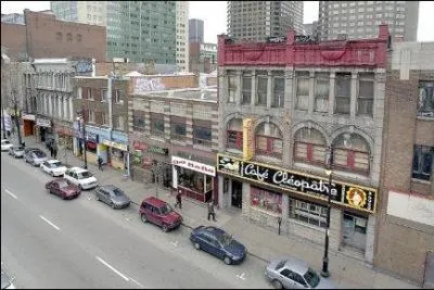 Elle s&eacute;pare l'est de Montr&eacute;al de l'ouest, les anglophones des francophones. La rue des prostitu&eacute;es et des clubs dont le c&eacute;l&egrave;bre Caf&eacute; Cl&eacute;op&acirc;tre qu'on voit enfin ici sur la photo ! (pour ceux qui suivent mes quiz)