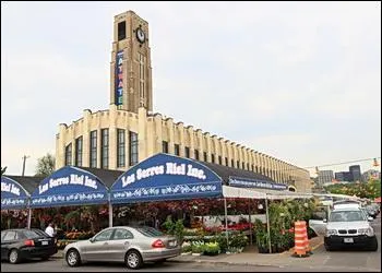 Elle fut c&eacute;l&egrave;bre pour deux institutions de Montr&eacute;al. D'abord le l&eacute;gendaire Forum de Montr&eacute;al, temple mondial du hockey et ensuite pour son march&eacute;. C'est ...