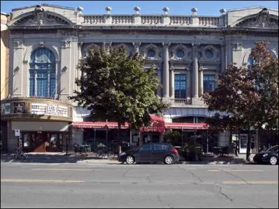 Une des plus majestueuses rues de Montr&eacute;al. Elle longe le Mont-Royal et s'&eacute;tire jusqu'&agrave; l'ancienne gare Jean-Talon. Les Grecs s'install&egrave;rent autour. Elle abrite le dernier cin&eacute;ma, le Rialto, d&eacute;cor&eacute; par Briffa et dont la fa&ccedil;ade s'inspire de l'Op&eacute;ra de Paris. C'est ...