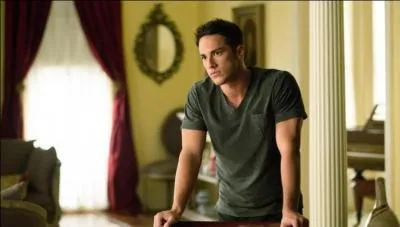 Qui a aidé Tyler avec sa première transformation en loup-garou ?