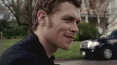 Episode 20 : qui Klaus contraint-il pour pouvoir danser avec Caroline ?