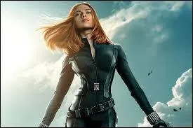 Qui joue le rôle de Black Widow ?