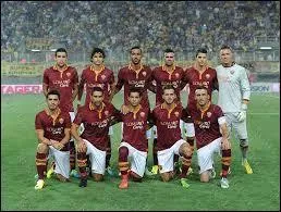 Je joue avec un maillot rouge foncé, je suis donc ...