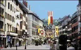 Nous déambulons dans les rues de Chambéry. Nous sommes dans le département ...