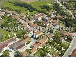 Voici le village Meusien de Dombasle-en-Argonne vu du ciel. Il se situe en région ...