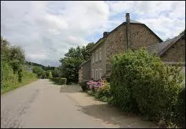 Nous traversons le village limousin de Domps. Nous sommes dans le département ...