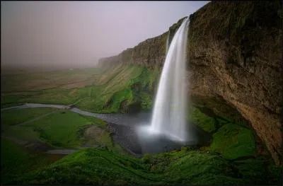 On continue vers l'Islande, il y fera moins froid et ce sera sans doute plus agréable pour regarder des paysages. Devant quelles chutes est-on ?