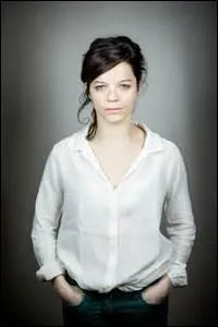 Dans la saison 5, la criminologue rencontrera une fille qui l'aidera. Comment s'appelle-t-elle ?