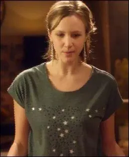 Elle rencontrera aussi une femme qui se fera passer pour sa soeur mais qui en réalité va tuer un de ses coéquipiers. Qui est-elle ?