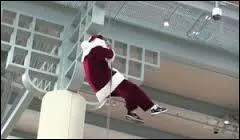 Évidemment, notre papa Noël sentait que les carottes étaient cuites pour lui. Profitant de la passivité des policiers, il parvint à prendre la poudre d'escampette. A l'aide d'une corde, il s'échappa du commissariat en utilisant la technique du :