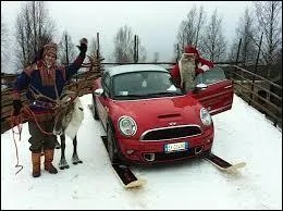 Mais notre papa Noël redevint vite lucide, se disant qu'une voiture de sport rouge était bien trop repérable. Il partit récupérer l'automobile d'un ami lapon. Bien moins tape-à-l'oeil, il s'agissait d'une :