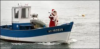 Bien sûr, papa Noël ne s'était pas lancé dans le vide sans une idée derrière la tête. En effet, il avait remarqué une embarcation sur l'océan qui lui permettrait de continuer son périple par la voie des mers. Ce bateau était :