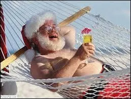 Enfin, papa Noël semblait avoir trouvé un havre de paix, à l'abri de la justice qui le poursuivait. Il passait son temps à siroter des cocktails bien frais, sur une île de l'océan Atlantique qui pouvait bien être :