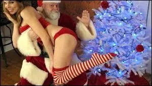 Mais papa Noël ignorait que celle qui se faisait appeler "Natasha", l'accro de la fessée, était en réalité un agent spécial infiltré. Elle travaillait sous couverture pour cette organisation internationale de police criminelle nommée :