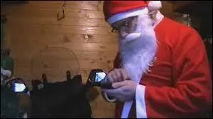 Lors de son retour chez lui, le père Noël s'empara de son smartphone afin de contacter au plus vite la voluptueuse Wendy. A cette dernière, il envoya un sms, l'abréviation de :