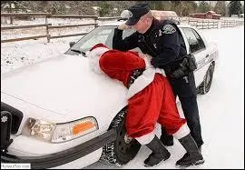 Premier pépin pour notre fuyard en rouge et blanc... Un agent de la police locale, en faction à la surveillance routière, n'hésita pas à l'arrêter de manière musclée. Ayant commis plusieurs délits, le père Noël fut interpelé pour :