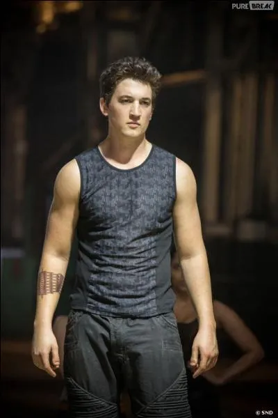 De qui Tris tombe-t-elle amoureuse ?