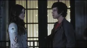 Pourquoi Aria sort-elle avec Holden ?