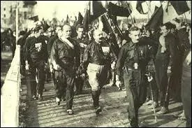 Qui accompagnait Mussolini lors de la Marche sur Rome ?