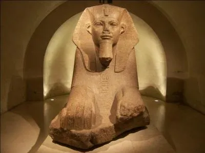 Sphinx d'Amenemhat II semble se reposer au :