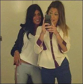 Elle a dû enlever son appareil dentaire :