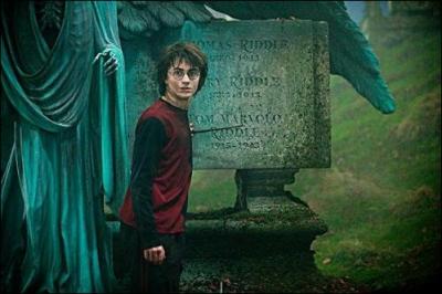 Quand il revient à Poudlard après la scène du cimetière, Harry annonce...