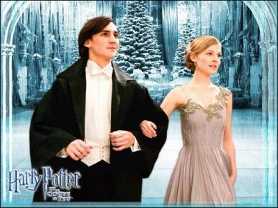 De quelle couleur est l'uniforme des élèves de Beauxbâtons ?