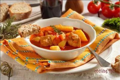 Mon premier, l'un des cinq sens, perçoit les saveurs. Mon second manque de courage. Mon tout, ragoût de viande mijoté avec oignons, tomates et paprika, est une spécialité hongroise.